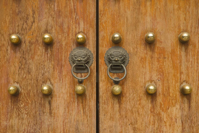 无人,寺庙,横图,室外,特写,白天,正面,旅游,度假,名胜古迹,门,标志建筑,地标,建筑,静物,上海,中国,亚洲,一排,许多,节日,遗迹,整齐,装饰,很多,燃烧,古迹,文化,文物,娱乐,门环,建设,古建筑,南京西路,排列,两个,香火,门框,庙宇,祈祷,享受,休闲,健康,金色,旅游胜地,放松,许愿,宗教,信仰,纪念,静安寺,华丽,修饰,祈求,点缀,申,队列,古文明,东亚,静安区,上海市,中华人民共和国,沪,华东地区,衬托,美观,雅致,雅观,平安,彩图,庙,寺,静安古寺,加固,门钉,辅首衔环,门饰,铺首