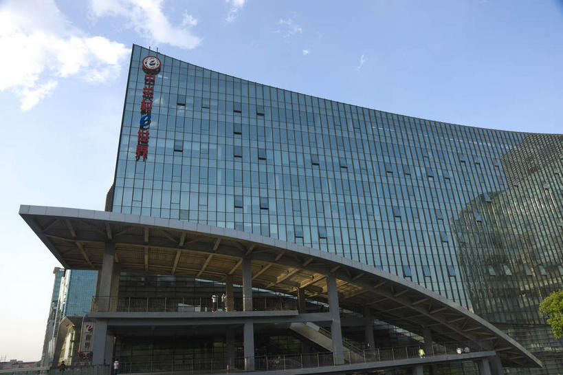 无人,高楼大厦,横图,室外,白天,仰视,度假,美景,窗户,落地窗,城市风光,城市,大厦,建筑,摩天大楼,北京,中国,亚洲,一排,许多,阴影,整齐,并列,并排,光线,标志,文字,影子,字符,景观,云,云朵,首都,很多,云彩,娱乐,标识,建设,玻璃窗,排列,蓝色,白云,蓝天,天空,阳光,天,享受,休闲,汉字,景色,放松,晴朗,队列,中文,平行,玻璃幕墙,东亚,海淀区,中关村,中华人民共和国,北京市,京,北平,华北地区,国文,华文,晴空,彩图,低角度拍摄,大楼,高层建筑,高楼,摩天楼,国家自主创新示范区,中关村科技园,中关村E世界,中关村西区