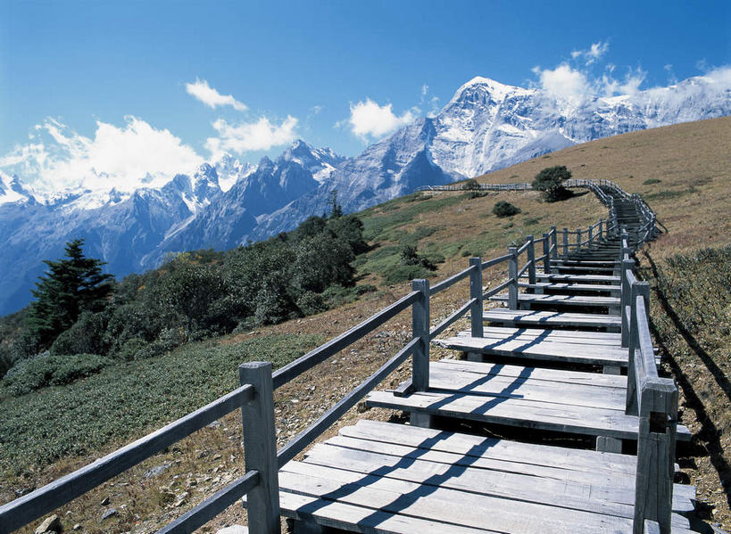 无人,栏杆,横图,室外,白天,正面,旅游,度假,石头,美景,森林,山,山脉,树林,峡谷,雪,雪山,植物,大雪,丽江,中国,亚洲,阴影,枯萎,光线,纹路,木板,石子,纹理,影子,冰,积雪,景观,山峰,雪景,云,云朵,冬季,冬天,围栏,桥,枯草,木桥,山谷,山峦,云彩,娱乐,护栏,云南,栈桥,草,树,树木,玉龙雪山,黄色,蓝色,绿色,白云,蓝天,天空,阳光,自然,群山,天,享受,休闲,景色,放松,寒冷,生长,晴朗,成长,人行桥,木板桥,连绵,冰冷,绵延,岩层,自然风光,山岭,独木桥,东亚,云南省,肌理,中华人民共和国,西南地区,严寒,冰凉,酷寒,凛冽,凛凛,极冷,滇,丽江市,联贯,波石欧鲁,黑白雪山,玉龙纳西族自治县,玉龙山,石块,岩石,晴空,彩图