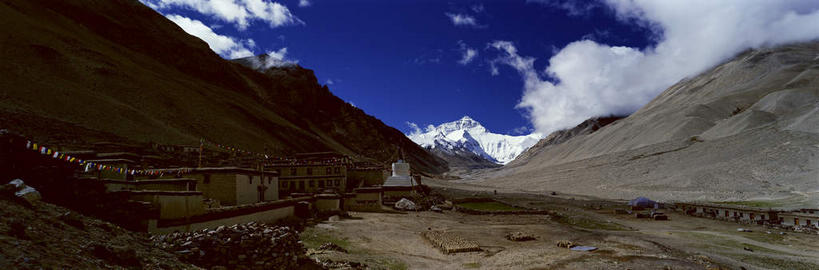 无人,寺庙,横图,全景,室外,白天,仰视,旅游,度假,石头,名胜古迹,山,山脉,天际线,标志建筑,地标,建筑,中国,亚洲,吊挂,悬挂,阴影,节日,遗迹,光线,石子,影子,山峰,云,云朵,山峦,燃烧,挂,云彩,古迹,文化,文物,娱乐,建设,古建筑,西藏,经幡,蓝色,白云,蓝天,天空,阳光,香火,庙宇,群山,天,祈祷,享受,休闲,健康,旅游胜地,放松,许愿,宗教,信仰,晴朗,纪念,祈求,藏,古文明,东亚,西藏自治区,日喀则,日喀则市,风马旗,中华人民共和国,西南地区,定日县,绒布寺,平安,石块,晴空,彩图,低角度拍摄,庙,寺,扎西宗乡