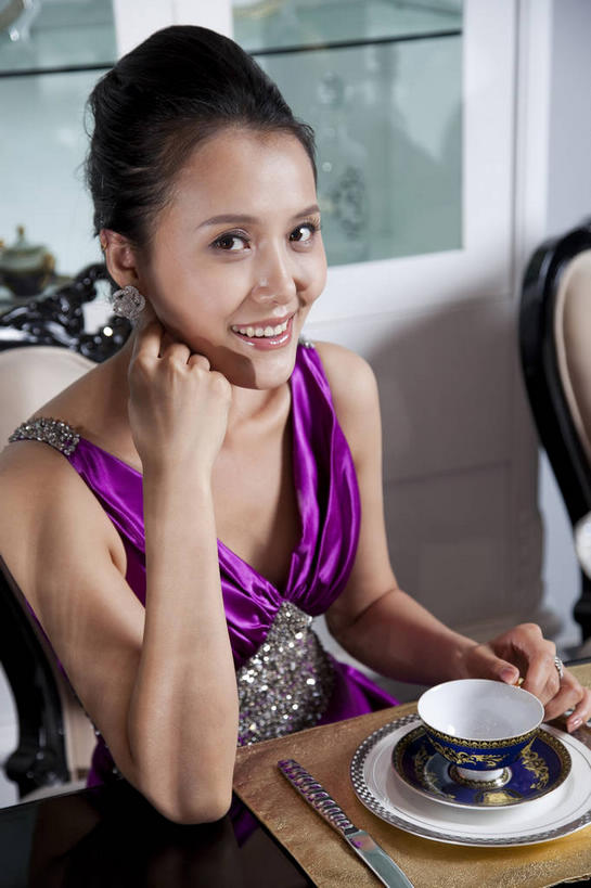 咖啡,东方人,一个人,坐,笑,微笑,露齿笑,横图,室内,白天,正面,裙子,幸福,餐桌,桌子,杯子,餐具,亚洲,仅一个年轻女性,仅一个女性,仅一个人,撑,阴影,连衣裙,反射,瓷器,碟子,盘,影子,勺子,墙,咖啡杯,陶瓷制品,托腮,注视,黄种人,娱乐,墙壁,墙面,饮料,盘子,调羹,碟,汤匙,观察,看,托,享受,休闲,温馨,放松,乐趣,餐台,观看,察看,提神,舒适,关注,托下巴,瓷杯,醒脑,软饮料,蚕茧,家蚕茧,桑蚕茧,单手托腮,年轻女性,女人,女性,亚洲人,坐着,半身,彩图,羹匙