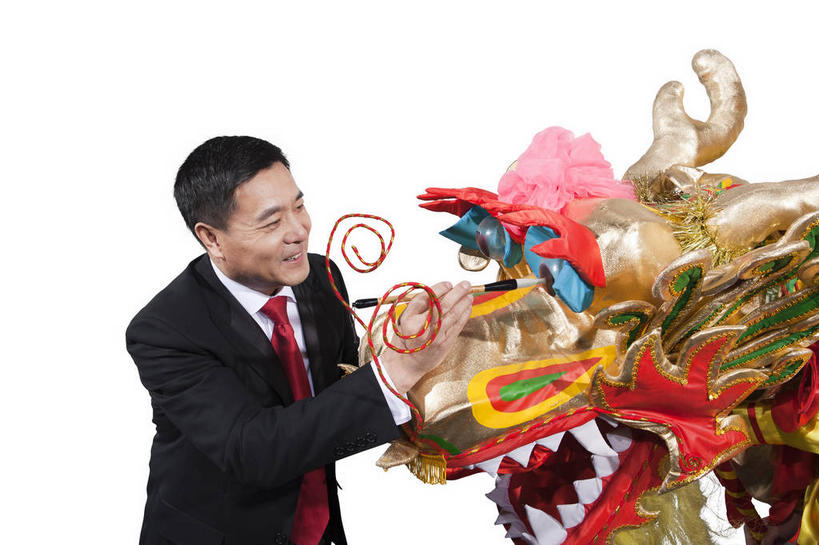 东方人,一个人,商务人士,商务男性,站,笑,微笑,露齿笑,横图,室内,白天,白色背景,侧面,衬衫,亚洲,仅一个男性,仅一个人,仅一个中年男性,表演,握,套装,辟邪,笔,办公用品,领带,拿,拿着,注视,黄种人,文化,文具,舞龙,学习用品,观察,看,祈祷,祈福,站着,健康,握着,许愿,摄影,影棚,观看,祈求,文具用品,察看,书写,象征,庄重,关注,摄影棚,商务装,身份,工薪阶层,正式,地位,驱邪,祛邪,避邪,誊写,平安,男人,男性,中年男性,亚洲人,白领,上班族,站立,半身,彩图,影棚拍摄,衬衣,拍摄,舞蹈,玩龙灯