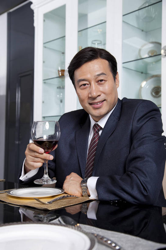 东方人,一个人,商务人士,商务男性,坐,笑,微笑,露齿笑,横图,室内,白天,正面,衬衫,餐桌,柜子,桌子,杯子,餐具,亚洲,仅一个男性,仅一个人,仅一个中年男性,握,套装,时间,碟子,高脚杯,盘,时钟,手表,墙,领带,红酒杯,储物柜,拿,计时,拿着,注视,黄种人,墙壁,墙面,玻璃制品,盘子,酒杯,碟,钟表,观察,看,表,握着,餐台,观看,腕表,察看,象征,庄重,葡萄酒杯,储存,关注,商务装,身份,工薪阶层,正式,地位,储备,蕴藏,贮备,蚕茧,家蚕茧,桑蚕茧,男人,男性,中年男性,亚洲人,白领,上班族,玻璃杯,钟,坐着,半身,彩图,衬衣,贮存