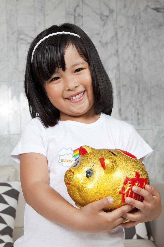 东方人,儿童,一个人,站,捧,笑,微笑,露齿笑,横图,室内,白天,正面,纯洁,亚洲,仅一个女性,仅一个人,服装,装饰,头饰,墙,注视,休闲装,黄种人,墙壁,墙面,一个,小孩,衣服,发箍,发饰,容器,饰品,观察,看,站着,仅一个小孩,休闲,休闲服,储蓄罐,器皿,可爱,童年,童趣,储蓄,存钱,金融,理财,服饰,经济,单个,头箍,观看,华丽,修饰,点缀,察看,资金,存钱罐,关注,存款,发卡,流通,贸易,童真,烂漫,无邪,配饰,贮钱罐,储钱罐,扑满,衬托,美观,雅致,雅观,天真,女孩,女人,女性,亚洲人,孩子,端,端着,捧着,手捧,站立,半身,彩图,女生,小猪存钱罐