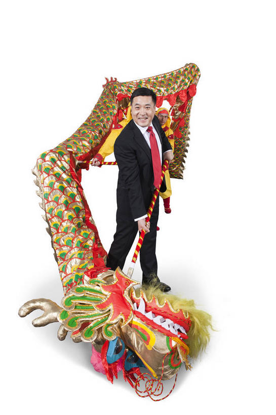 东方人,一个人,商务人士,商务男性,站,笑,微笑,露齿笑,竖图,室内,白天,白色背景,正面,衬衫,亚洲,仅一个男性,仅一个人,表演,握,套装,辟邪,领带,注视,黄种人,文化,仅一个年轻男性,舞龙,观察,看,祈祷,祈福,站着,健康,握着,许愿,摄影,影棚,观看,祈求,察看,象征,庄重,关注,摄影棚,商务装,身份,工薪阶层,正式,地位,驱邪,祛邪,避邪,平安,男人,男性,年轻男性,亚洲人,白领,上班族,站立,彩图,全身,影棚拍摄,衬衣,拍摄,舞蹈,玩龙灯