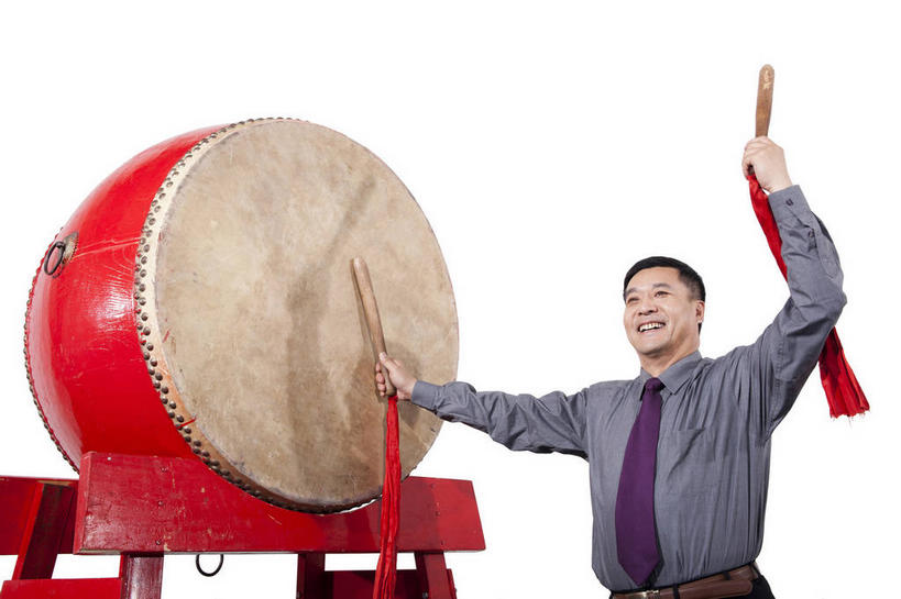 东方人,一个人,商务人士,商务男性,站,举,笑,微笑,露齿笑,横图,室内,白天,白色背景,正面,衬衫,亚洲,仅一个男性,仅一个人,仅一个中年男性,握,套装,棒子,棍子,丝绸,丝带,缎带,鼓,鼓棒,乐器,领带,拿,敲,拿着,注视,黄种人,架子,绸带,红色,观察,看,托,站着,握着,摄影,影棚,观看,捆绑,支撑,打击乐器,固定,察看,象征,庄重,关注,摄影棚,商务装,身份,鼓槌,工薪阶层,正式,地位,绑缚,腰鼓,男人,男性,中年男性,亚洲人,白领,上班族,举起,举手,举着,向上举,向上伸,向上托,站立,半身,彩图,影棚拍摄,衬衣,拍摄