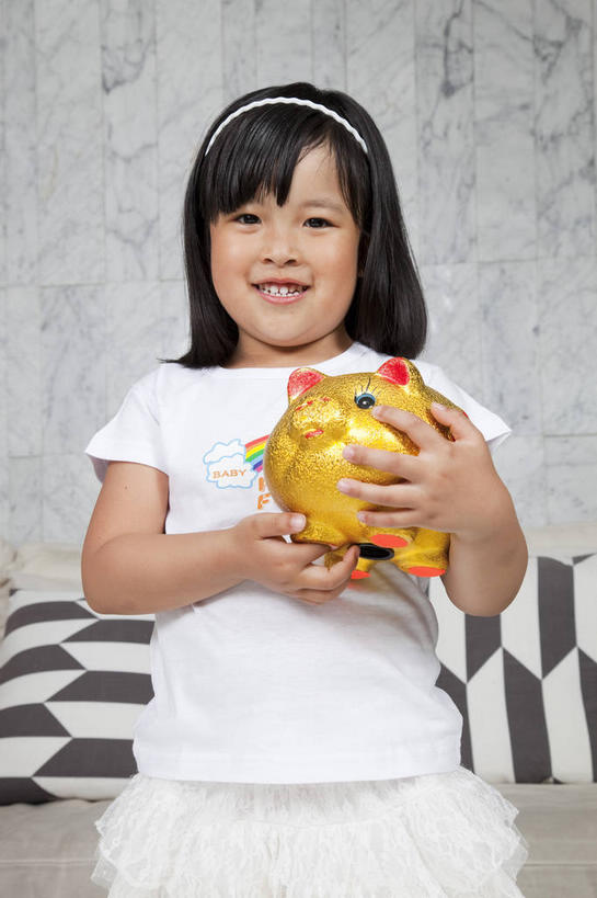 东方人,儿童,一个人,客厅,站,捧,笑,微笑,露齿笑,横图,室内,白天,正面,T恤衫,纯洁,靠垫,沙发,桌子,玻璃,亚洲,仅一个女性,仅一个人,服装,装饰,头饰,墙,靠枕,T恤,茶几,注视,休闲装,黄种人,墙壁,墙面,玻璃制品,一个,小孩,衣服,倒影,发箍,发饰,容器,饰品,垫子,枕头,观察,看,站着,仅一个小孩,休闲,休闲服,储蓄罐,器皿,可爱,童年,童趣,储蓄,存钱,金融,理财,服饰,经济,单个,头箍,观看,华丽,修饰,点缀,察看,倒映,起居室,资金,存钱罐,关注,存款,发卡,流通,贸易,布艺沙发,童真,烂漫,无邪,配饰,贮钱罐,储钱罐,扑满,衬托,美观,雅致,雅观,客堂,反照,天真,女孩,女人,女性,亚洲人,孩子,端,端着,捧着,手捧,站立,半身,彩图,女生,小猪存钱罐