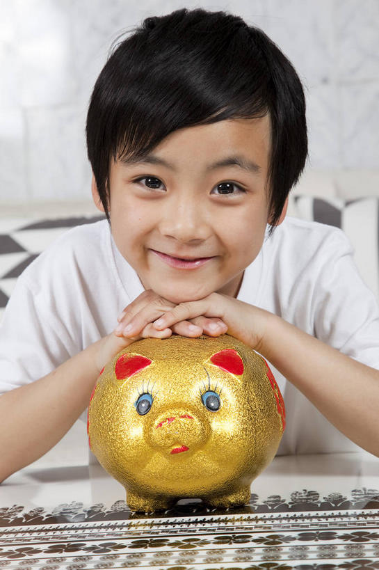 东方人,儿童,一个人,客厅,坐,笑,微笑,横图,室内,白天,正面,T恤衫,纯洁,沙发,桌子,亚洲,仅一个男性,仅一个人,服装,木制,墙,T恤,茶几,注视,休闲装,黄种人,墙壁,墙面,一个,小孩,衣服,黄色,木制品,容器,观察,看,仅一个小孩,休闲,休闲服,储蓄罐,器皿,可爱,童年,童趣,储蓄,存钱,搭,金融,理财,服饰,经济,单个,观看,察看,起居室,资金,存钱罐,搭着,关注,存款,流通,贸易,布艺沙发,童真,烂漫,无邪,贮钱罐,储钱罐,扑满,客堂,天真,男孩,男人,男性,亚洲人,孩子,坐着,半身,彩图,男生,小猪存钱罐