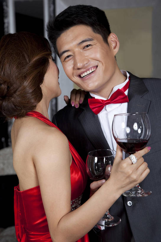 东方人,两个人,家庭,夫妻,站,笑,微笑,露齿笑,竖图,室内,白天,正面,裙子,晚礼服,西装,爱情,杯子,亚洲,握,连衣裙,套装,正装,高脚杯,领结,墙,红酒杯,浪漫,拿,拿着,注视,职业装,黄种人,墙壁,墙面,玻璃制品,装饰品,戒指,酒杯,饰品,首饰,观察,看,站着,温暖,温馨,一家人,恩爱,握着,恋人,观看,信物,和睦,察看,权利,象征,庄重,葡萄酒杯,关注,身份,正式,地位,手饰,男人,男性,年轻男性,年轻女性,女人,女性,亚洲人,年轻人,夫妇,情侣,玻璃杯,站立,半身,彩图,晚宴服,舞会服,洋服,洋装,夜礼服,伴侣,融洽,指环