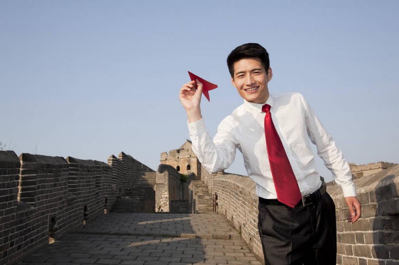 东方人,一个人,商务人士,商务男性,站,笑,微笑,露齿笑,横图,室外,白天,正面,衬衫,旅游,度假,名胜古迹,标志建筑,地标,飞机,建筑,北京,长城,中国,亚洲,仅一个男性,仅一个人,弯腰,握,阴影,套装,遗迹,艺术,光线,影子,折纸,纸艺,手工艺品,墙,领带,首都,拿,拿着,注视,黄种人,古迹,文化,文物,娱乐,建设,城墙,古建筑,墙壁,墙面,仅一个年轻男性,一个,蓝色,蓝天,天空,阳光,纸制品,工艺品,天,观察,看,站着,享受,休闲,旅游胜地,放松,握着,晴朗,单个,观看,纸飞机,坚硬,察看,高雅,象征,庄重,关注,万里长城,商务装,身份,防御,工薪阶层,古文明,东亚,万里无云,中华人民共和国,北京市,京,北平,华北地区,工艺折纸,自信心,品位,弯身,正式,地位,河北,河北省,冀,密云县,承德,承德市,坚固,金山岭长城,金山岭,滦平县,男人,男性,年轻男性,亚洲人,白领,上班族,晴空,晴空万里,站立,半身,彩图,衬衣,密云
