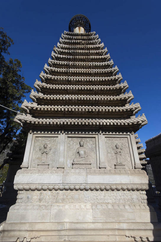 无人,公园,寺庙,竖图,室外,白天,仰视,旅游,度假,绘画,名胜古迹,树林,植物,标志建筑,地标,建筑,雕塑,北京,中国,亚洲,阴影,节日,遗迹,艺术,装饰,光线,雕刻,雕像,浮雕,影子,塔,首都,古迹,文化,文物,娱乐,建设,古建筑,宝塔,佛塔,树,树木,蓝色,绿色,蓝天,天空,阳光,自然,工艺品,庙宇,天,祈祷,享受,休闲,健康,旅游胜地,放松,许愿,宗教,佛教,信仰,生长,晴朗,成长,纪念,祈求,美术,主题,陈列,古文明,东亚,香山,海淀区,香山公园,万里无云,中华人民共和国,北京市,京,北平,华北地区,功能,美学,释教,浮图,浮屠,平安,晴空,晴空万里,画画,彩图,低角度拍摄,庙,寺,浅浮雕,塔婆,浮图塔,浮头,佛图,静宜园,碧云寺