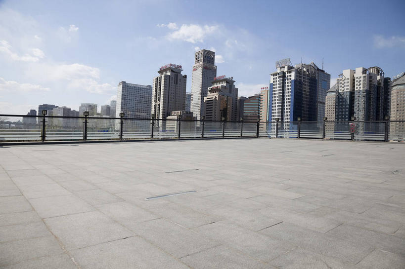 无人,高楼大厦,栏杆,横图,室外,白天,正面,度假,美景,窗户,城市风光,城市,大厦,道路,建筑,路,摩天大楼,公路,北京,中国,亚洲,阴影,光线,影子,墙,景观,云,云朵,建筑群,围栏,交通,首都,云彩,娱乐,建设,护栏,玻璃窗,墙壁,墙面,蓝色,白云,蓝天,天空,阳光,天,享受,休闲,景色,放松,晴朗,东亚,中华人民共和国,北京市,京,北平,华北地区,朝阳区,通州区,晴空,马路,彩图,大楼,高层建筑,高楼,摩天楼,北京CBD,北京商务中心区,中国北京大北窑,北京建外SOHO,建外SOHO,通惠河