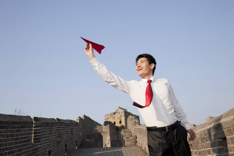 东方人,一个人,商务人士,商务男性,站,举,横图,室外,白天,仰视,衬衫,旅游,度假,名胜古迹,树林,标志建筑,地标,飞机,建筑,北京,长城,中国,亚洲,仅一个男性,仅一个人,握,阴影,套装,遗迹,艺术,光线,影子,折纸,纸艺,手工艺品,墙,领带,首都,拿,拿着,注视,黄种人,古迹,文化,文物,娱乐,建设,城墙,古建筑,墙壁,墙面,仅一个年轻男性,一个,红色,蓝色,蓝天,天空,阳光,纸制品,工艺品,天,观察,看,托,站着,享受,休闲,旅游胜地,放松,握着,晴朗,单个,观看,纸飞机,坚硬,察看,高雅,象征,庄重,关注,万里长城,商务装,身份,防御,工薪阶层,古文明,东亚,万里无云,中华人民共和国,北京市,京,北平,华北地区,工艺折纸,自信心,品位,正式,地位,河北,河北省,冀,密云县,承德,承德市,坚固,金山岭长城,金山岭,滦平县,男人,男性,年轻男性,亚洲人,白领,上班族,晴空,晴空万里,举起,举手,举着,抬头,向上举,向上伸,向上托,仰头,站立,半身,彩图,低角度拍摄,衬衣,密云