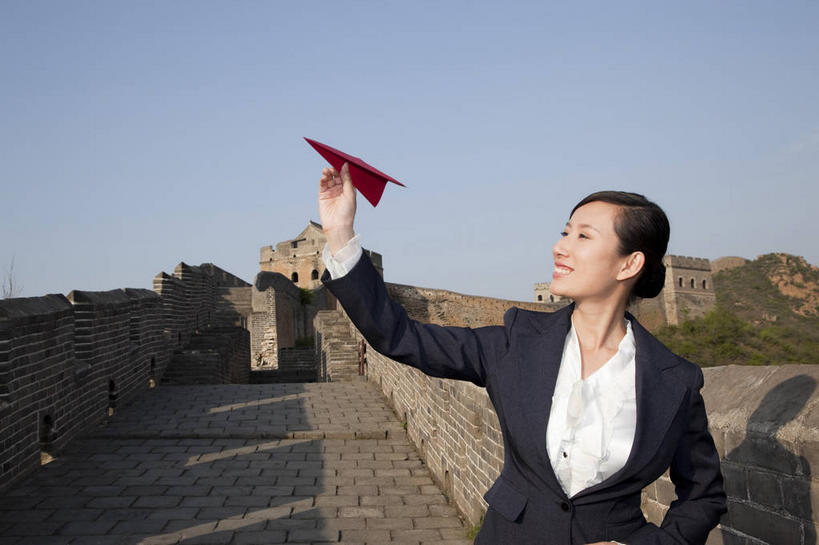 东方人,一个人,商务人士,商务女性,站,举,笑,微笑,露齿笑,横图,室外,白天,正面,衬衫,旅游,度假,名胜古迹,树林,植物,标志建筑,地标,飞机,建筑,北京,长城,中国,亚洲,仅一个年轻女性,仅一个女性,仅一个人,握,阴影,套装,遗迹,艺术,光线,影子,折纸,纸艺,手工艺品,墙,首都,拿,拿着,扭头,注视,黄种人,古迹,文化,文物,娱乐,建设,城墙,古建筑,墙壁,墙面,树,树木,一个,蓝色,绿色,蓝天,天空,阳光,自然,纸制品,工艺品,天,观察,看,托,站着,转头,享受,休闲,旅游胜地,放松,握着,生长,晴朗,单个,成长,观看,纸飞机,坚硬,察看,高雅,关注,万里长城,商务装,防御,工薪阶层,古文明,东亚,万里无云,中华人民共和国,北京市,京,北平,华北地区,工艺折纸,自信心,品位,河北,河北省,冀,密云县,承德,承德市,坚固,金山岭长城,金山岭,滦平县,年轻女性,女人,女性,亚洲人,白领,上班族,晴空,晴空万里,举起,举手,举着,抬头,向上举,向上伸,向上托,仰头,站立,半身,彩图,衬衣,密云