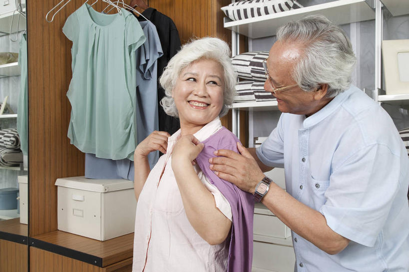 东方人,老年人,两个人,家庭,夫妻,站,笑,微笑,露齿笑,竖图,室内,白天,侧面,衬衫,爱情,柜子,镜子,衣帽间,衣架,亚洲,许多,吊挂,握,悬挂,服装,梳妆,时间,时钟,手表,眼镜,很多,浪漫,挂,计时,扭头,注视,休闲装,黄种人,相视,衣服,倒影,衣橱,钟表,观察,看,站着,转头,休闲,温暖,温馨,一家人,面对面,休闲服,表,恩爱,握着,恋人,服饰,观看,老花镜,对视,腕表,镜像,和睦,察看,倒映,互视,更衣,镜面,储存,关注,收纳,相对,更衣橱,相看,反照,远视眼镜,储备,蕴藏,贮备,老年男性,老年女性,男人,男性,女人,女性,亚洲人,夫妇,情侣,挂衣架,晾衣架,钟,站立,半身,彩图,衬衣,伴侣,融洽,贮存