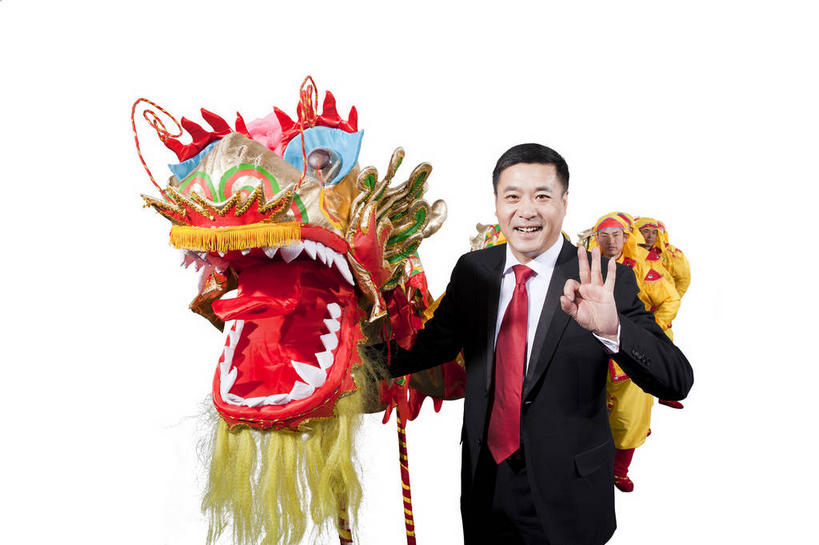 东方人,一个人,商务人士,商务男性,站,笑,微笑,露齿笑,横图,室内,白天,白色背景,正面,衬衫,满意,胜利,亚洲,仅一个男性,仅一个人,表演,握,套装,辟邪,领带,拿,拿着,注视,黄种人,文化,仅一个年轻男性,舞龙,观察,看,祈祷,祈福,手势,站着,健康,同意,ok手势,握着,许愿,摄影,影棚,观看,祈求,察看,象征,庄重,关注,摄影棚,商务装,身份,工薪阶层,正式,地位,驱邪,祛邪,避邪,平安,男人,男性,年轻男性,亚洲人,白领,上班族,站立,半身,彩图,影棚拍摄,衬衣,拍摄,舞蹈,打手势,同意手势,玩龙灯