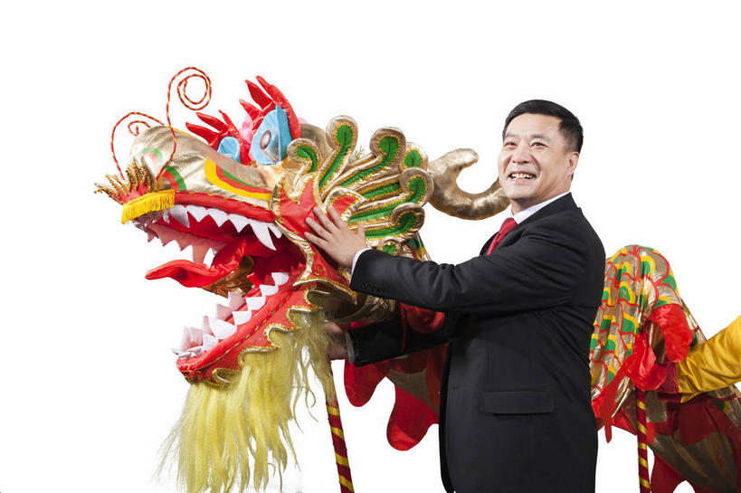 东方人,一个人,商务人士,商务男性,站,笑,摸,微笑,露齿笑,横图,室内,白天,白色背景,侧面,衬衫,亚洲,仅一个男性,仅一个人,表演,抚摸,握,套装,辟邪,领带,拿,拿着,注视,黄种人,文化,仅一个年轻男性,舞龙,观察,看,祈祷,祈福,站着,健康,握着,许愿,摄影,影棚,观看,祈求,察看,象征,庄重,关注,摄影棚,商务装,身份,工薪阶层,正式,地位,驱邪,祛邪,避邪,平安,男人,男性,年轻男性,亚洲人,白领,上班族,触摸,接触,站立,半身,彩图,影棚拍摄,衬衣,拍摄,舞蹈,玩龙灯