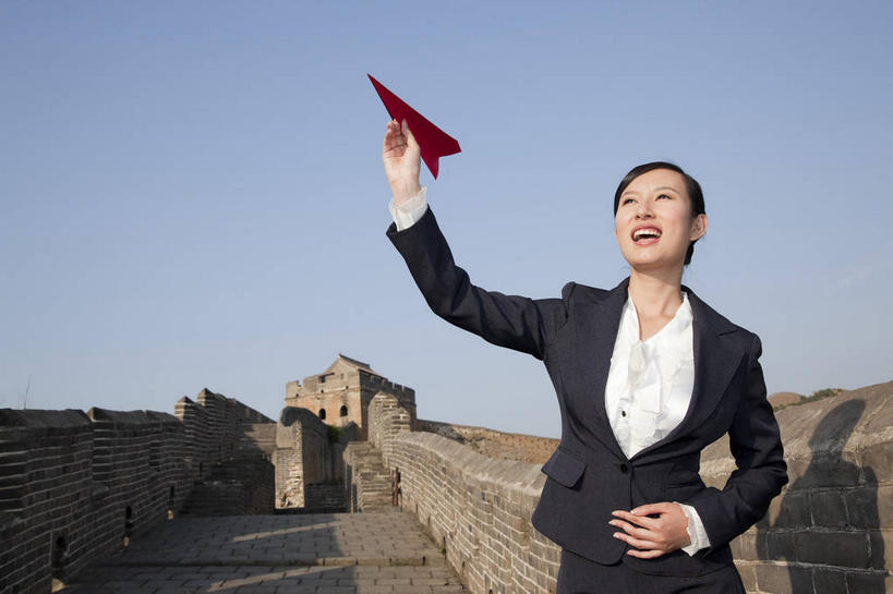 东方人,一个人,商务人士,商务女性,站,举,笑,微笑,露齿笑,横图,室外,白天,正面,衬衫,旅游,度假,名胜古迹,标志建筑,地标,飞机,建筑,北京,长城,中国,亚洲,仅一个年轻女性,仅一个女性,仅一个人,握,阴影,套装,遗迹,艺术,光线,影子,折纸,纸艺,手工艺品,墙,首都,拿,拿着,注视,黄种人,古迹,文化,文物,娱乐,建设,城墙,古建筑,墙壁,墙面,蓝色,蓝天,天空,阳光,纸制品,工艺品,天,观察,看,托,站着,享受,休闲,旅游胜地,放松,握着,一架,晴朗,观看,纸飞机,坚硬,察看,高雅,关注,万里长城,商务装,防御,工薪阶层,古文明,东亚,万里无云,中华人民共和国,北京市,京,北平,华北地区,工艺折纸,自信心,品位,河北,河北省,冀,密云县,承德,承德市,坚固,金山岭长城,金山岭,滦平县,年轻女性,女人,女性,亚洲人,白领,上班族,晴空,晴空万里,举起,举手,举着,抬头,向上举,向上伸,向上托,仰头,站立,半身,彩图,衬衣,密云