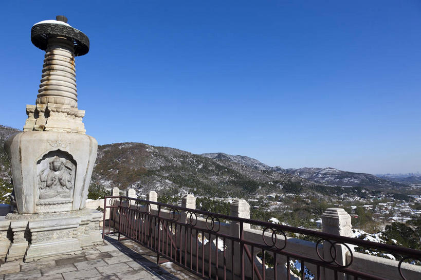 无人,公园,寺庙,栏杆,横图,室外,白天,仰视,旅游,度假,绘画,名胜古迹,山,山脉,植物,标志建筑,地标,建筑,雕塑,北京,中国,亚洲,阴影,节日,遗迹,艺术,装饰,光线,雕刻,雕像,浮雕,影子,山峰,围栏,塔,山峦,首都,古迹,文化,文物,娱乐,建设,古建筑,宝塔,护栏,佛塔,树,树木,蓝色,绿色,蓝天,天空,阳光,自然,工艺品,庙宇,群山,天,祈祷,享受,休闲,健康,旅游胜地,放松,许愿,宗教,佛教,信仰,生长,晴朗,成长,纪念,祈求,美术,主题,陈列,古文明,东亚,香山,海淀区,香山公园,万里无云,中华人民共和国,北京市,京,北平,华北地区,功能,美学,释教,浮图,浮屠,平安,晴空,晴空万里,画画,彩图,低角度拍摄,庙,寺,浅浮雕,塔婆,浮图塔,浮头,佛图,静宜园,碧云寺