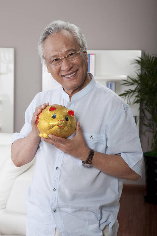 东方人,一个人,客厅,站,笑,微笑,露齿笑,竖图,室内,白天,正面,衬衫,植物,靠垫,沙发,书籍,亚洲,仅一个男性,仅一个人,握,时间,盆栽,时钟,手表,眼镜,墙,靠枕,盆景,拿,计时,置物架,拿着,注视,黄种人,架子,墙壁,墙面,树,树木,一个,绿色,自然,容器,书本,垫子,枕头,钟表,观察,看,站着,仅一个老年男性,表,储蓄罐,器皿,储蓄,存钱,握着,金融,理财,生长,经济,单个,成长,观看,老花镜,腕表,察看,起居室,资金,存钱罐,关注,存款,陈列架,流通,贸易,布艺沙发,贮钱罐,储钱罐,扑满,搁架,客堂,远视眼镜,盆景树,盆栽树,老年男性,男人,男性,亚洲人,书,图书,钟,站立,半身,彩图,衬衣,小猪存钱罐