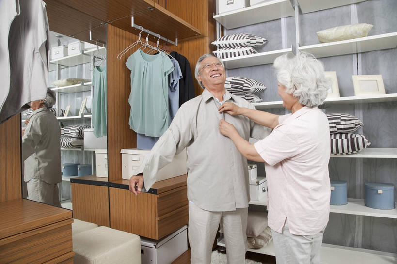 东方人,老年人,两个人,家庭,夫妻,站,伸展双臂,笑,微笑,露齿笑,竖图,室内,白天,正面,衬衫,爱情,柜子,镜子,衣帽间,衣架,亚洲,许多,吊挂,握,悬挂,服装,梳妆,时间,时钟,手表,眼镜,很多,浪漫,挂,计时,注视,休闲装,黄种人,衣服,倒影,衣橱,钟表,观察,看,站着,休闲,温暖,温馨,一家人,休闲服,表,恩爱,握着,恋人,服饰,观看,老花镜,腕表,镜像,和睦,察看,倒映,更衣,镜面,储存,关注,收纳,更衣橱,反照,远视眼镜,储备,蕴藏,贮备,老年男性,老年女性,男人,男性,女人,女性,亚洲人,夫妇,情侣,挂衣架,晾衣架,钟,敞开双臂,伸开双臂,抬头,仰头,展开双肩,站立,张开手臂,张开双臂,半身,彩图,衬衣,伴侣,融洽,贮存