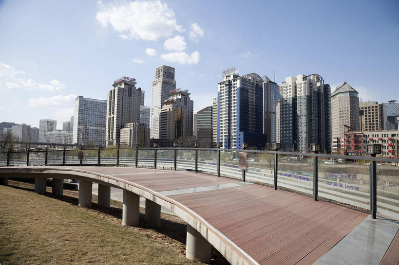 无人,高楼大厦,栏杆,横图,室外,白天,正面,度假,草地,草坪,河流,美景,水,植物,城市风光,城市,大厦,道路,建筑,路,摩天大楼,公路,北京,中国,亚洲,阴影,光线,影子,河水,景观,水流,云,云朵,建筑群,围栏,交通,首都,云彩,娱乐,建设,护栏,草,蓝色,绿色,白云,蓝天,天空,阳光,天,享受,休闲,景色,放松,晴朗,东亚,中华人民共和国,北京市,京,北平,华北地区,朝阳区,通州区,晴空,马路,彩图,大楼,高层建筑,高楼,摩天楼,北京CBD,北京商务中心区,中国北京大北窑,通惠河