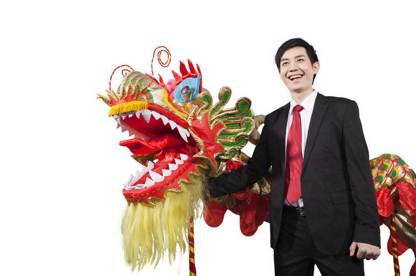 东方人,一个人,商务人士,商务男性,站,笑,微笑,露齿笑,横图,室内,白天,白色背景,正面,衬衫,亚洲,仅一个男性,仅一个人,表演,握,套装,辟邪,领带,拿,拿着,注视,黄种人,文化,仅一个年轻男性,舞龙,观察,看,祈祷,祈福,站着,健康,握着,许愿,摄影,影棚,观看,祈求,察看,象征,庄重,关注,摄影棚,商务装,身份,工薪阶层,正式,地位,驱邪,祛邪,避邪,平安,杆子,男人,男性,年轻男性,亚洲人,白领,上班族,站立,半身,彩图,影棚拍摄,衬衣,拍摄,舞蹈,玩龙灯