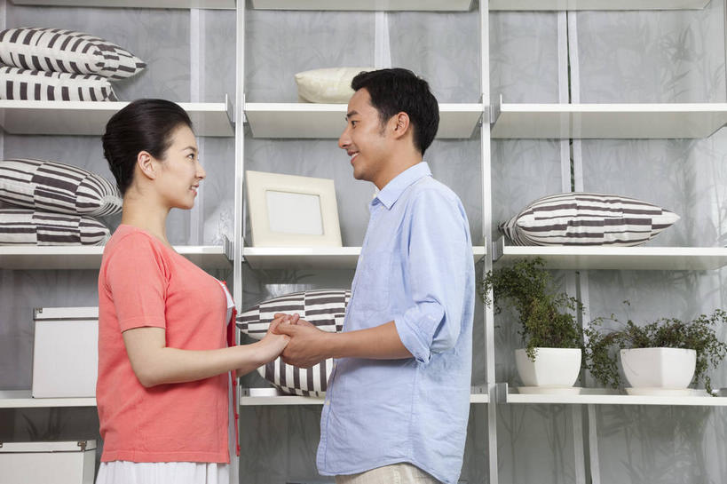 东方人,两个人,家庭,夫妻,站,握手,笑,微笑,露齿笑,横图,室内,白天,正面,衬衫,爱情,植物,靠垫,衣帽间,亚洲,服装,梳妆,盆栽,墙,靠枕,盆景,浪漫,置物架,注视,休闲装,黄种人,相视,架子,墙壁,墙面,衣服,绿色,自然,垫子,枕头,观察,看,站着,休闲,温暖,温馨,一家人,面对面,休闲服,恩爱,恋人,服饰,生长,成长,观看,对视,和睦,察看,互视,更衣,储存,关注,收纳,相对,陈列架,相看,搁架,男人,男性,年轻男性,年轻女性,女人,女性,亚洲人,年轻人,夫妇,情侣,搀手,拉手,手拉手,手握手,站立,半身,彩图,衬衣,伴侣,融洽