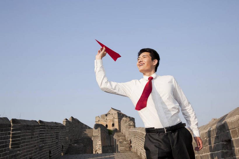 东方人,一个人,商务人士,商务男性,站,举,笑,微笑,露齿笑,横图,室外,白天,仰视,衬衫,旅游,度假,名胜古迹,标志建筑,地标,飞机,建筑,北京,长城,中国,亚洲,仅一个男性,仅一个人,握,阴影,套装,遗迹,艺术,光线,影子,折纸,纸艺,手工艺品,墙,云,云朵,领带,首都,拿,云彩,拿着,注视,黄种人,古迹,文化,文物,娱乐,建设,城墙,古建筑,墙壁,墙面,仅一个年轻男性,红色,蓝色,白云,蓝天,天空,阳光,纸制品,工艺品,天,观察,看,托,站着,享受,休闲,旅游胜地,放松,握着,一架,晴朗,观看,纸飞机,坚硬,察看,高雅,象征,庄重,关注,万里长城,商务装,身份,防御,工薪阶层,古文明,东亚,中华人民共和国,北京市,京,北平,华北地区,工艺折纸,自信心,品位,正式,地位,河北,河北省,冀,密云县,承德,承德市,坚固,金山岭长城,金山岭,滦平县,男人,男性,年轻男性,亚洲人,白领,上班族,晴空,举起,举手,举着,抬头,向上举,向上伸,向上托,仰头,站立,半身,彩图,低角度拍摄,衬衣,密云