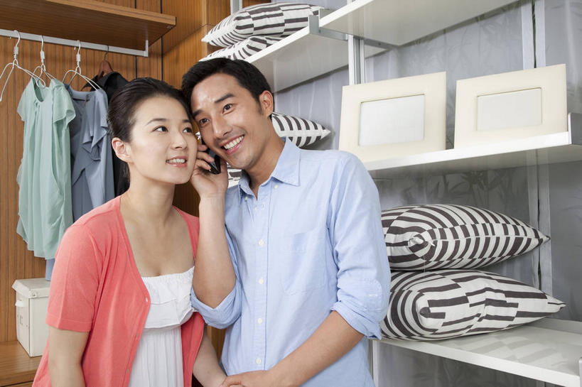 东方人,两个人,家庭,夫妻,站,笑,打电话,微笑,露齿笑,横图,室内,白天,正面,衬衫,爱情,柜子,靠垫,衣帽间,电话,手机,衣架,相框,亚洲,吊挂,握,悬挂,条纹,服装,装饰,梳妆,边框,防护,靠枕,浪漫,挂,拿,置物架,拿着,注视,休闲装,黄种人,通讯设备,架子,衣服,垫子,衣橱,枕头,观察,看,靠,靠着,倚靠,站着,休闲,温暖,温馨,一家人,休闲服,恩爱,握着,恋人,服饰,观看,保护,华丽,修饰,点缀,和睦,察看,倚着,更衣,储存,关注,收纳,陈列架,更衣橱,衬托,美观,雅致,雅观,搁架,储备,蕴藏,贮备,交流,男人,男性,年轻男性,年轻女性,女人,女性,亚洲人,年轻人,夫妇,情侣,挂衣架,晾衣架,沟通,通话,站立,半身,彩图,衬衣,伴侣,融洽,贮存,框子
