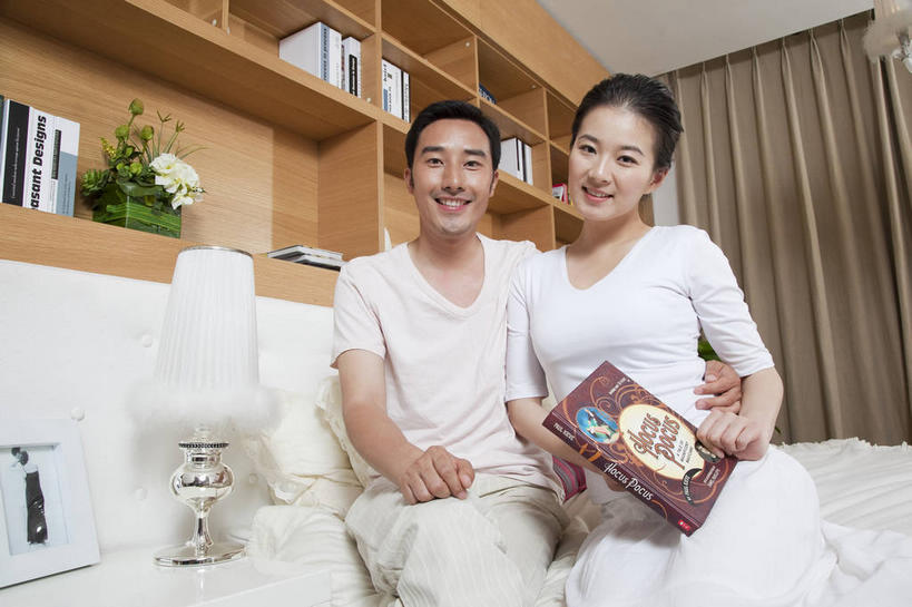 东方人,两个人,家庭,夫妻,坐,笑,微笑,露齿笑,竖图,室内,白天,仰视,T恤衫,爱情,树林,植物,窗帘,柜子,卧室,花瓶,相框,照明,亚洲,一排,许多,握,服装,整齐,装饰,盛开,边框,陶瓷,墙,灯光,防护,陶瓷制品,很多,浪漫,拿,T恤,花蕾,置物架,拿着,注视,休闲装,黄种人,架子,墙壁,墙面,灯,花,花瓣,花朵,鲜花,树,树木,排列,衣服,绿色,自然,帘子,瓶子,床头柜,灯具,花苞,花蕊,低头,观察,看,休闲,温暖,温馨,一家人,休闲服,遮阳,恩爱,握着,恋人,服饰,生长,成长,观看,保护,华丽,修饰,照亮,点缀,和睦,察看,照明设备,储存,队列,关注,床头灯,陈列架,衬托,美观,雅致,雅观,垂头,搁架,储备,蕴藏,贮备,男人,男性,年轻男性,年轻女性,女人,女性,亚洲人,年轻人,夫妇,情侣,坐着,半身,彩图,低角度拍摄,睡房,卧房,伴侣,融洽,贮存,框子