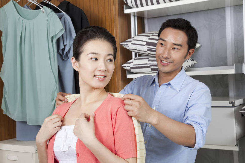 东方人,两个人,家庭,夫妻,站,笑,微笑,露齿笑,横图,室内,白天,正面,衬衫,爱情,靠垫,衣帽间,衣架,亚洲,吊挂,握,悬挂,服装,梳妆,靠枕,浪漫,挂,置物架,扭头,注视,休闲装,黄种人,架子,衣服,垫子,枕头,观察,看,站着,转头,休闲,温暖,温馨,一家人,休闲服,恩爱,握着,恋人,服饰,观看,和睦,察看,更衣,储存,关注,收纳,陈列架,搁架,男人,男性,年轻男性,年轻女性,女人,女性,亚洲人,年轻人,夫妇,情侣,挂衣架,晾衣架,站立,半身,彩图,衬衣,伴侣,融洽