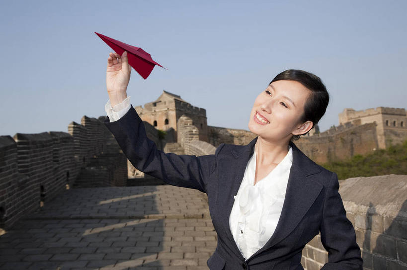 东方人,一个人,商务人士,商务女性,站,举,笑,微笑,露齿笑,横图,室外,白天,正面,衬衫,旅游,度假,名胜古迹,植物,标志建筑,地标,飞机,建筑,北京,长城,中国,亚洲,仅一个年轻女性,仅一个女性,仅一个人,握,阴影,套装,遗迹,艺术,光线,影子,折纸,纸艺,手工艺品,墙,首都,拿,拿着,注视,黄种人,古迹,文化,文物,娱乐,建设,城墙,古建筑,墙壁,墙面,树,树木,蓝色,绿色,蓝天,天空,阳光,自然,纸制品,工艺品,天,观察,看,托,站着,享受,休闲,旅游胜地,放松,握着,一架,生长,晴朗,成长,观看,纸飞机,坚硬,察看,高雅,关注,万里长城,商务装,防御,工薪阶层,古文明,东亚,万里无云,中华人民共和国,北京市,京,北平,华北地区,工艺折纸,自信心,品位,河北,河北省,冀,密云县,承德,承德市,坚固,金山岭长城,金山岭,滦平县,年轻女性,女人,女性,亚洲人,白领,上班族,晴空,晴空万里,举起,举手,举着,抬头,向上举,向上伸,向上托,仰头,站立,半身,彩图,衬衣,密云
