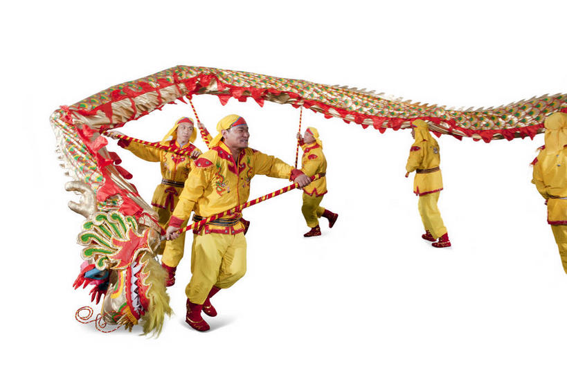 东方人,同事,演员,电影明星,走,笑,微笑,露齿笑,横图,室内,白天,白色背景,正面,成功,合作,团队,集体,信心,亚洲,表演,握,服装,辟邪,许多人,拿,拿着,注视,黄种人,文化,队伍,舞龙,衣服,观察,看,祈祷,祈福,一群人,健康,握着,许愿,摄影,服饰,影棚,观看,祈求,察看,领导,衣着,成就,穿着,关注,摄影棚,表演服,合伙,领袖,演出服,驱邪,祛邪,避邪,衣饰,道具服,平安,杆子,男人,男性,年轻男性,中年男性,亚洲人,影视明星,步行,散步,走路,半身,彩图,影棚拍摄,拍摄,舞蹈,玩龙灯