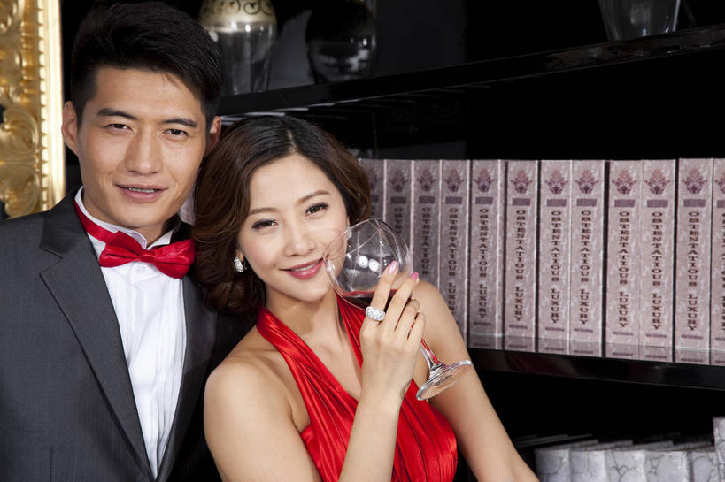 红酒,葡萄酒,东方人,两个人,家庭,夫妻,商务人士,商务男性,笑,微笑,露齿笑,横图,室内,白天,正面,衬衫,爱情,柜子,杯子,书籍,亚洲,一排,许多,握,套装,整齐,高脚杯,领结,红酒杯,酒类,很多,浪漫,拿,拿着,注视,黄种人,玻璃制品,酒,装饰品,饮料,排列,耳环,戒指,酒杯,饰品,首饰,书本,橱柜,书柜,观察,看,靠,靠着,倚靠,温暖,温馨,一家人,书橱,红葡萄酒,恩爱,搭,握着,恋人,观看,信物,和睦,察看,倚着,权利,象征,庄重,葡萄酒杯,储存,搭着,队列,关注,商务装,身份,工薪阶层,正式,地位,手饰,耳饰,储备,蕴藏,贮备,男人,男性,年轻男性,年轻女性,女人,女性,亚洲人,年轻人,夫妇,情侣,白领,上班族,玻璃杯,书,图书,半身,彩图,衬衣,伴侣,融洽,贮存,指环