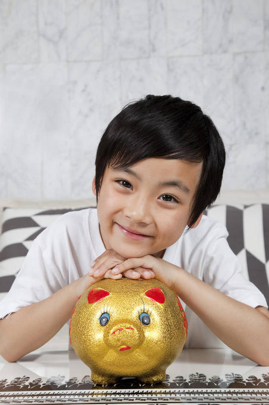 东方人,儿童,一个人,客厅,笑,微笑,竖图,室内,白天,正面,T恤衫,纯洁,靠垫,沙发,桌子,亚洲,仅一个男性,仅一个人,条纹,服装,木制,墙,靠枕,T恤,茶几,注视,休闲装,黄种人,墙壁,墙面,小孩,衣服,木制品,容器,垫子,枕头,观察,看,仅一个小孩,休闲,休闲服,储蓄罐,器皿,可爱,童年,童趣,储蓄,存钱,搭,金融,理财,服饰,经济,观看,察看,起居室,资金,存钱罐,搭着,关注,存款,流通,贸易,布艺沙发,童真,烂漫,无邪,贮钱罐,储钱罐,扑满,客堂,天真,男孩,男人,男性,亚洲人,孩子,半身,彩图,男生,小猪存钱罐