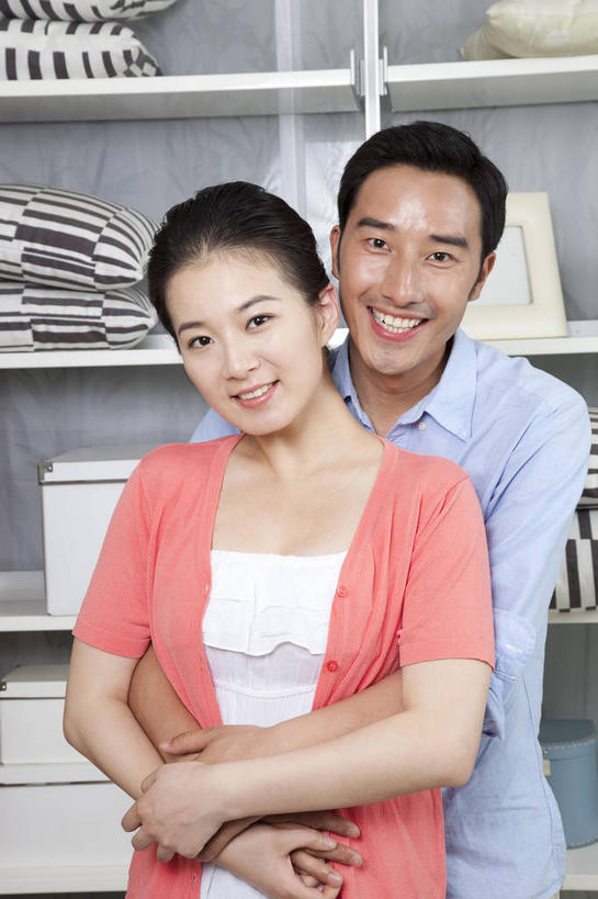 东方人,两个人,家庭,夫妻,站,抱,笑,微笑,露齿笑,竖图,室内,白天,正面,衬衫,爱情,靠垫,衣帽间,相框,亚洲,装饰,梳妆,边框,防护,靠枕,浪漫,置物架,注视,黄种人,架子,红色,蓝色,垫子,枕头,观察,看,靠,靠着,倚靠,站着,温暖,温馨,一家人,恩爱,搭,恋人,抱着,观看,保护,华丽,修饰,点缀,和睦,察看,搂着,倚着,更衣,储存,搭着,关注,收纳,陈列架,衬托,美观,雅致,雅观,搁架,男人,男性,年轻男性,年轻女性,女人,女性,亚洲人,年轻人,夫妇,情侣,搂,搂抱,站立,半身,彩图,衬衣,伴侣,融洽,框子