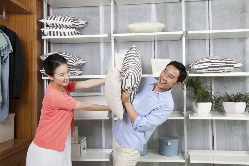 东方人,两个人,家庭,夫妻,站,笑,微笑,露齿笑,横图,室内,白天,侧面,衬衫,爱情,游戏,植物,靠垫,衣帽间,相框,亚洲,握,服装,装饰,梳妆,边框,盆栽,防护,靠枕,盆景,浪漫,拿,玩,置物架,拿着,扭头,注视,休闲装,黄种人,娱乐,架子,衣服,绿色,自然,垫子,枕头,观察,看,站着,转头,休闲,温暖,温馨,一家人,休闲服,恩爱,解压,握着,恋人,服饰,生长,成长,观看,活动,保护,华丽,修饰,点缀,和睦,察看,更衣,储存,发泄,关注,消遣,智力,收纳,陈列架,缓解,宣泄,衬托,美观,雅致,雅观,搁架,男人,男性,年轻男性,年轻女性,女人,女性,亚洲人,年轻人,夫妇,情侣,玩耍,嬉戏,站立,半身,彩图,衬衣,枕头大战,伴侣,融洽,框子