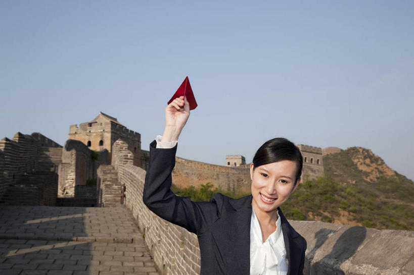 东方人,一个人,商务人士,商务女性,站,举,笑,微笑,露齿笑,横图,室外,白天,正面,衬衫,旅游,度假,名胜古迹,植物,标志建筑,地标,飞机,建筑,北京,长城,中国,亚洲,仅一个年轻女性,仅一个女性,仅一个人,握,阴影,套装,遗迹,艺术,光线,影子,折纸,纸艺,手工艺品,墙,首都,拿,拿着,注视,黄种人,古迹,文化,文物,娱乐,建设,城墙,古建筑,墙壁,墙面,树,树木,蓝色,绿色,蓝天,天空,阳光,自然,纸制品,工艺品,天,观察,看,托,站着,享受,休闲,旅游胜地,放松,握着,一架,生长,晴朗,成长,观看,纸飞机,坚硬,察看,高雅,关注,万里长城,商务装,防御,工薪阶层,古文明,东亚,万里无云,中华人民共和国,北京市,京,北平,华北地区,工艺折纸,自信心,品位,河北,河北省,冀,密云县,承德,承德市,坚固,金山岭长城,金山岭,滦平县,年轻女性,女人,女性,亚洲人,白领,上班族,晴空,晴空万里,举起,举手,举着,向上举,向上伸,向上托,站立,半身,彩图,衬衣,密云