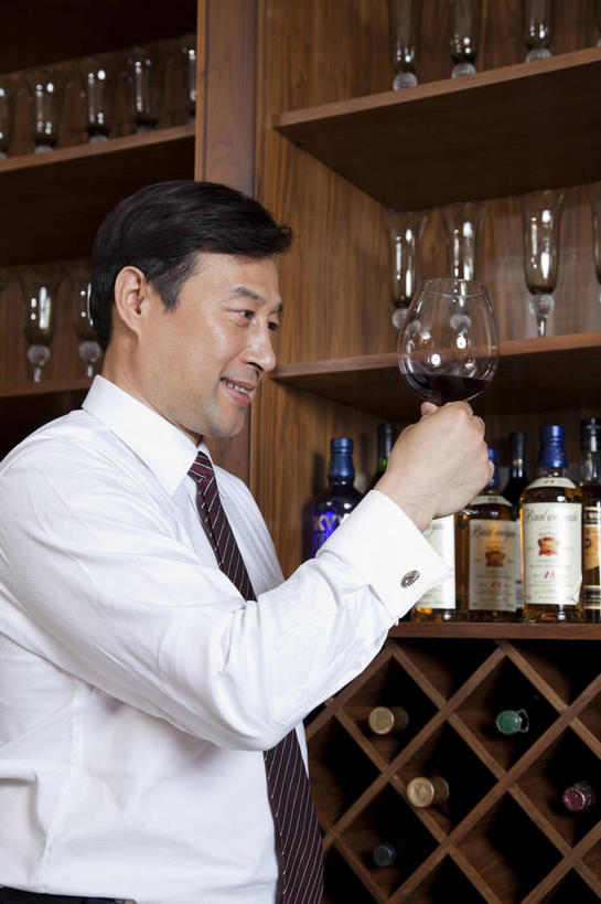东方人,一个人,商务人士,商务男性,站,笑,微笑,露齿笑,竖图,室内,白天,侧面,衬衫,杯子,亚洲,仅一个男性,仅一个人,仅一个中年男性,一排,许多,握,阴影,套装,整齐,反射,高脚杯,影子,领带,红酒杯,很多,拿,红酒瓶,置物架,拿着,注视,黄种人,架子,玻璃制品,酒瓶,排列,玻璃瓶,酒杯,瓶子,观察,看,站着,握着,观看,察看,象征,庄重,葡萄酒杯,葡萄酒瓶,队列,关注,商务装,身份,陈列架,工薪阶层,正式,地位,搁架,男人,男性,中年男性,亚洲人,白领,上班族,玻璃杯,站立,半身,彩图,衬衣,红酒架