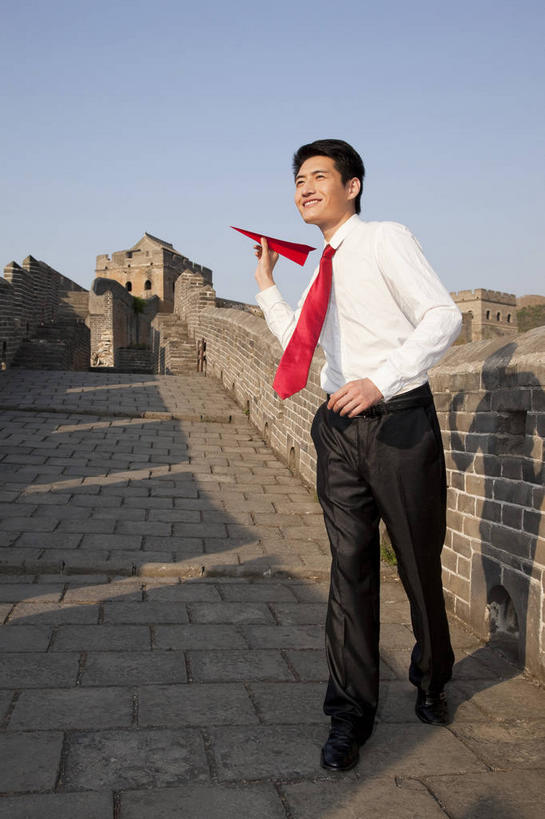 东方人,一个人,商务人士,商务男性,站,笑,微笑,竖图,室外,白天,正面,衬衫,旅游,度假,名胜古迹,标志建筑,地标,飞机,建筑,北京,长城,中国,亚洲,仅一个男性,仅一个人,握,阴影,套装,遗迹,艺术,光线,影子,折纸,纸艺,手工艺品,墙,领带,首都,注视,黄种人,古迹,文化,文物,娱乐,建设,城墙,古建筑,墙壁,墙面,仅一个年轻男性,红色,蓝色,蓝天,天空,阳光,纸制品,工艺品,天,观察,看,站着,享受,休闲,旅游胜地,放松,握着,一架,晴朗,观看,纸飞机,坚硬,察看,高雅,象征,庄重,关注,万里长城,商务装,身份,防御,工薪阶层,古文明,东亚,万里无云,中华人民共和国,北京市,京,北平,华北地区,工艺折纸,自信心,品位,正式,地位,河北,河北省,冀,密云县,承德,承德市,坚固,金山岭长城,金山岭,滦平县,男人,男性,年轻男性,亚洲人,白领,上班族,晴空,晴空万里,站立,彩图,全身,衬衣,密云