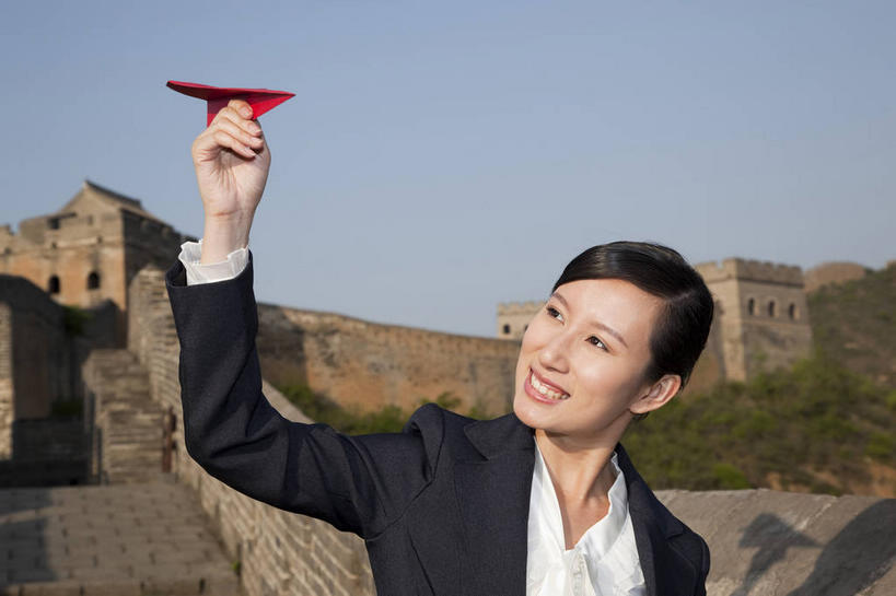 东方人,一个人,商务人士,商务女性,站,举,笑,微笑,露齿笑,横图,室外,白天,正面,衬衫,旅游,度假,名胜古迹,植物,标志建筑,地标,飞机,建筑,北京,长城,中国,亚洲,仅一个年轻女性,仅一个女性,仅一个人,握,阴影,套装,遗迹,艺术,光线,影子,折纸,纸艺,手工艺品,墙,首都,拿,拿着,扭头,注视,黄种人,古迹,文化,文物,娱乐,建设,城墙,古建筑,墙壁,墙面,树,树木,蓝色,绿色,蓝天,天空,阳光,自然,纸制品,工艺品,天,观察,看,托,站着,转头,享受,休闲,旅游胜地,放松,握着,一架,生长,晴朗,成长,观看,纸飞机,坚硬,察看,高雅,关注,万里长城,商务装,防御,工薪阶层,古文明,东亚,万里无云,中华人民共和国,北京市,京,北平,华北地区,工艺折纸,自信心,品位,河北,河北省,冀,密云县,承德,承德市,坚固,金山岭长城,金山岭,滦平县,年轻女性,女人,女性,亚洲人,白领,上班族,晴空,晴空万里,举起,举手,举着,向上举,向上伸,向上托,站立,半身,彩图,衬衣,密云