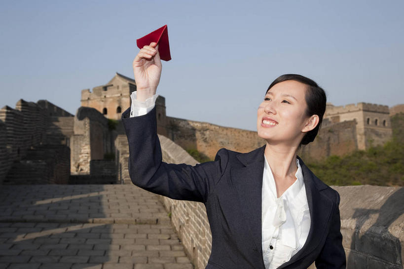 东方人,一个人,商务人士,商务女性,站,举,笑,微笑,露齿笑,横图,室外,白天,正面,衬衫,旅游,度假,名胜古迹,植物,标志建筑,地标,飞机,建筑,北京,长城,中国,亚洲,仅一个年轻女性,仅一个女性,仅一个人,握,阴影,套装,遗迹,艺术,光线,影子,折纸,纸艺,手工艺品,墙,首都,拿,拿着,扭头,注视,黄种人,古迹,文化,文物,娱乐,建设,城墙,古建筑,墙壁,墙面,树,树木,红色,蓝色,绿色,蓝天,天空,阳光,自然,纸制品,工艺品,天,观察,看,托,站着,转头,享受,休闲,旅游胜地,放松,握着,一架,生长,晴朗,成长,观看,纸飞机,坚硬,察看,高雅,关注,万里长城,商务装,防御,工薪阶层,古文明,东亚,万里无云,中华人民共和国,北京市,京,北平,华北地区,工艺折纸,自信心,品位,河北,河北省,冀,密云县,承德,承德市,坚固,金山岭长城,金山岭,滦平县,年轻女性,女人,女性,亚洲人,白领,上班族,晴空,晴空万里,举起,举手,举着,抬头,向上举,向上伸,向上托,仰头,站立,半身,彩图,衬衣,密云