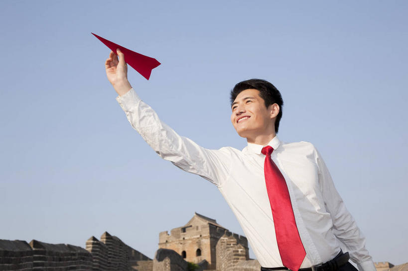 东方人,一个人,商务人士,商务男性,站,举,笑,微笑,露齿笑,横图,室外,白天,仰视,衬衫,旅游,度假,名胜古迹,标志建筑,地标,飞机,建筑,北京,长城,中国,亚洲,仅一个男性,仅一个人,握,阴影,套装,遗迹,艺术,光线,影子,折纸,纸艺,手工艺品,墙,领带,首都,拿,拿着,注视,黄种人,古迹,文化,文物,娱乐,建设,城墙,古建筑,墙壁,墙面,仅一个年轻男性,蓝色,蓝天,天空,阳光,纸制品,工艺品,天,观察,看,托,站着,享受,休闲,旅游胜地,放松,握着,一架,晴朗,观看,纸飞机,坚硬,察看,高雅,象征,庄重,关注,万里长城,商务装,身份,防御,工薪阶层,古文明,东亚,万里无云,中华人民共和国,北京市,京,北平,华北地区,工艺折纸,自信心,品位,正式,地位,河北,河北省,冀,密云县,承德,承德市,坚固,金山岭长城,金山岭,滦平县,男人,男性,年轻男性,亚洲人,白领,上班族,晴空,晴空万里,举起,举手,举着,向上举,向上伸,向上托,站立,半身,彩图,低角度拍摄,衬衣,密云