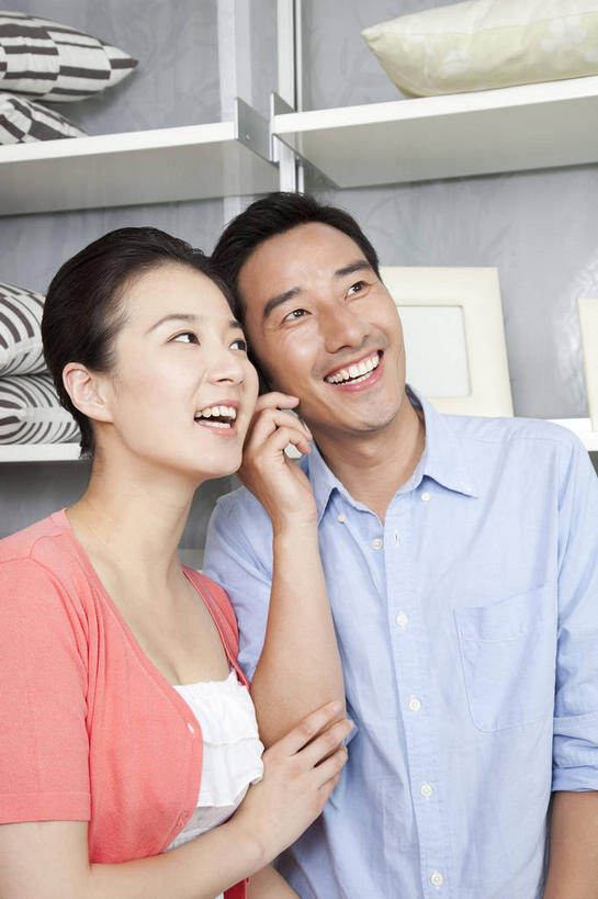 东方人,两个人,家庭,夫妻,站,笑,打电话,微笑,露齿笑,竖图,室内,白天,正面,衬衫,爱情,靠垫,衣帽间,电话,手机,相框,亚洲,握,服装,装饰,梳妆,边框,防护,靠枕,浪漫,拿,置物架,拿着,注视,休闲装,黄种人,通讯设备,架子,衣服,垫子,枕头,观察,看,站着,休闲,温暖,温馨,一家人,休闲服,恩爱,握着,恋人,服饰,观看,保护,华丽,修饰,点缀,和睦,察看,更衣,储存,关注,收纳,陈列架,一部,衬托,美观,雅致,雅观,搁架,交流,男人,男性,年轻男性,年轻女性,女人,女性,亚洲人,年轻人,夫妇,情侣,沟通,通话,站立,半身,彩图,衬衣,伴侣,融洽,框子