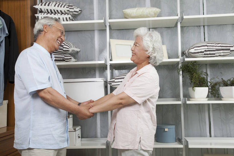 东方人,老年人,两个人,家庭,夫妻,站,握手,笑,微笑,露齿笑,横图,室内,白天,侧面,衬衫,爱情,植物,靠垫,衣帽间,亚洲,梳妆,盆栽,眼镜,墙,靠枕,盆景,浪漫,置物架,注视,黄种人,相视,架子,墙壁,墙面,绿色,自然,垫子,枕头,观察,看,站着,温暖,温馨,一家人,面对面,恩爱,恋人,生长,成长,观看,老花镜,对视,和睦,察看,互视,更衣,储存,关注,收纳,相对,陈列架,相看,搁架,远视眼镜,老年男性,老年女性,男人,男性,女人,女性,亚洲人,夫妇,情侣,搀手,拉手,手拉手,手握手,站立,半身,彩图,衬衣,伴侣,融洽