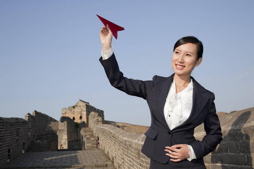 东方人,一个人,商务人士,商务女性,站,举,笑,微笑,露齿笑,横图,室外,白天,正面,衬衫,旅游,度假,名胜古迹,标志建筑,地标,飞机,建筑,北京,长城,中国,亚洲,仅一个年轻女性,仅一个女性,仅一个人,握,阴影,套装,遗迹,艺术,光线,影子,折纸,纸艺,手工艺品,墙,首都,拿,拿着,注视,黄种人,古迹,文化,文物,娱乐,建设,城墙,古建筑,墙壁,墙面,红色,蓝色,蓝天,天空,阳光,纸制品,工艺品,天,观察,看,托,站着,享受,休闲,旅游胜地,放松,握着,一架,晴朗,观看,纸飞机,坚硬,察看,高雅,关注,万里长城,商务装,防御,工薪阶层,古文明,东亚,万里无云,中华人民共和国,北京市,京,北平,华北地区,工艺折纸,自信心,品位,河北,河北省,冀,密云县,承德,承德市,坚固,金山岭长城,金山岭,滦平县,年轻女性,女人,女性,亚洲人,白领,上班族,晴空,晴空万里,举起,举手,举着,向上举,向上伸,向上托,站立,半身,彩图,衬衣,密云