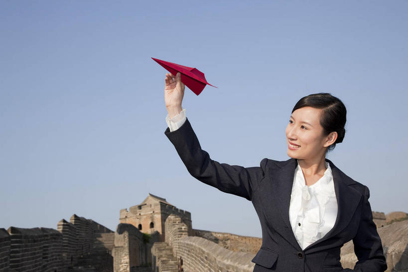 东方人,一个人,商务人士,商务女性,站,举,笑,微笑,露齿笑,横图,室外,白天,正面,衬衫,旅游,度假,名胜古迹,标志建筑,地标,飞机,建筑,北京,长城,中国,亚洲,仅一个年轻女性,仅一个女性,仅一个人,握,阴影,套装,遗迹,艺术,光线,影子,折纸,纸艺,手工艺品,墙,首都,拿,拿着,注视,黄种人,古迹,文化,文物,娱乐,建设,城墙,古建筑,墙壁,墙面,红色,蓝色,蓝天,天空,阳光,纸制品,工艺品,天,观察,看,托,站着,享受,休闲,旅游胜地,放松,握着,一架,晴朗,观看,纸飞机,坚硬,察看,高雅,关注,万里长城,商务装,防御,工薪阶层,古文明,东亚,万里无云,中华人民共和国,北京市,京,北平,华北地区,工艺折纸,自信心,品位,河北,河北省,冀,密云县,承德,承德市,坚固,金山岭长城,金山岭,滦平县,年轻女性,女人,女性,亚洲人,白领,上班族,晴空,晴空万里,举起,举手,举着,向上举,向上伸,向上托,站立,半身,彩图,衬衣,密云