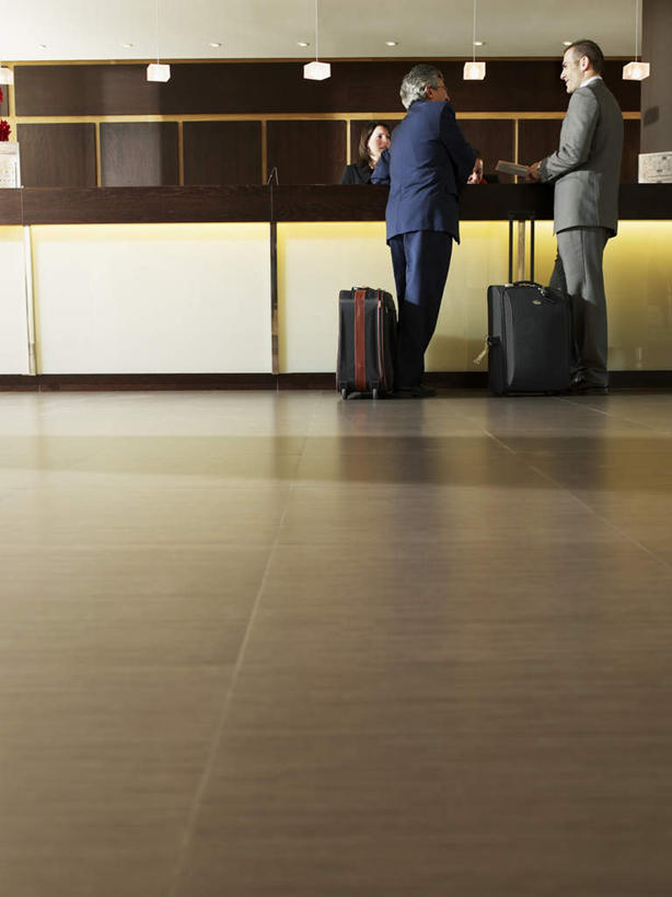 西方人,四个人,商务人士,前台,服务员,商务男性,站,说,竖图,室内,白天,衬衫,讨论,桌面,桌子,酒店,欧洲,欧洲人,握,套装,木制,拉杆箱,旅行箱,拿,拿着,注视,背面,木制品,行李箱,箱子,观察,看,站着,握着,观看,出差,察看,关注,商务装,工薪阶层,接待员,交流,男人,男性,年轻女性,女人,女性,中年男性,白种人,白领,服务生,上班族,侍者,沟通,讲话,交谈,商讨,说话,谈话,站立,彩图,全身,衬衣,旅行,旅店