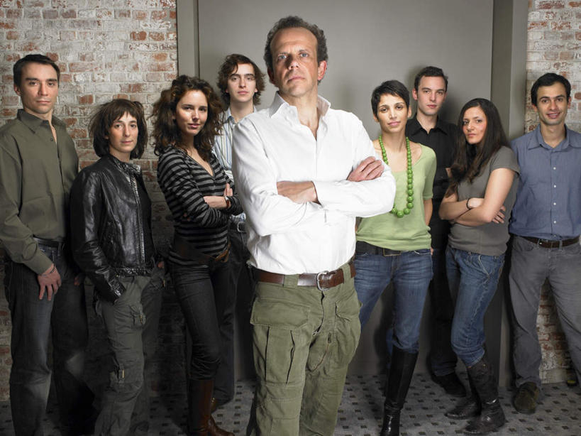 西方人,商务人士,商务男性,商务女性,站,笑,双手交叉,微笑,露齿笑,横图,室内,白天,正面,衬衫,欧洲,欧洲人,套装,墙,许多人,注视,手叉腰,墙壁,墙面,叉腰,观察,看,站着,一群人,观看,察看,双手抱胸,双手叉腰,关注,商务装,手插袋,单手插袋,工薪阶层,单手抄兜,单手放兜,男人,男性,女人,女性,中年男性,中年女性,白种人,白领,上班族,插兜,手插兜,手放口袋,站立,半身,彩图,衬衣,手抄兜